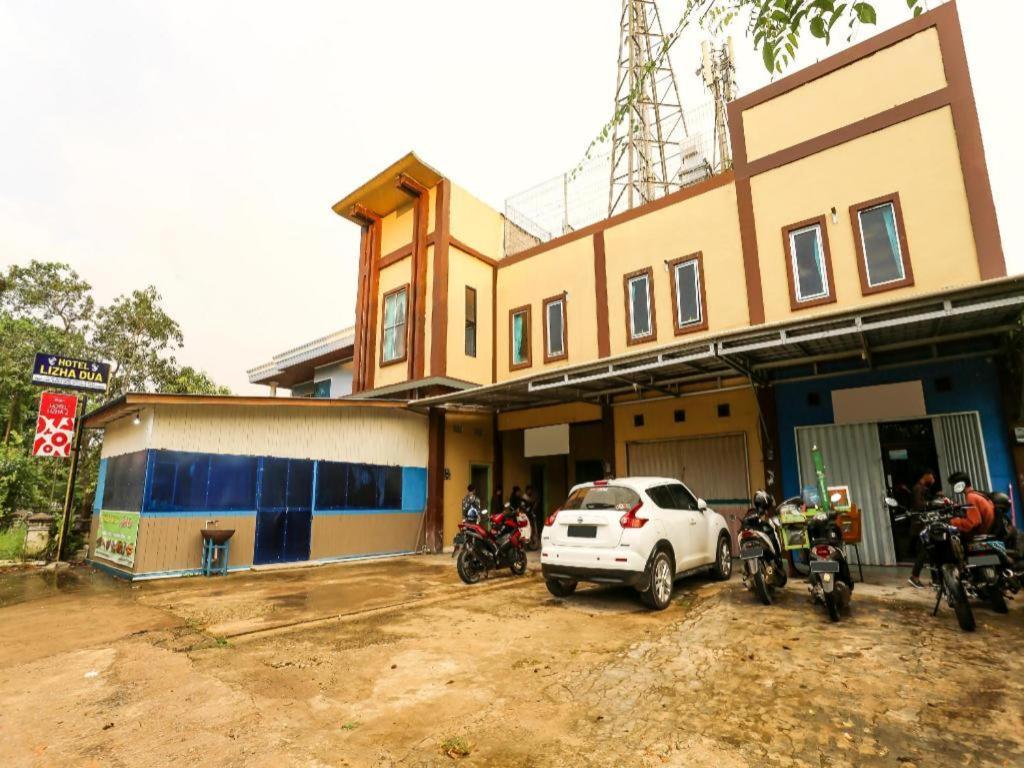 OYO 90825 Hotel Lizha 2 Samarinda Esterno foto